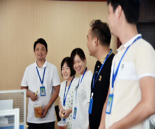 乐竞首页工会开展“夏季送清凉”活动